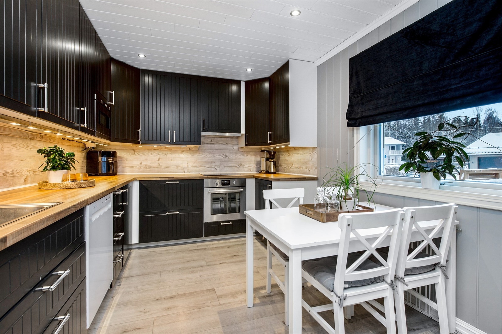 Kjøkken har Ikea innredning med integrert komfyr og oppvaskmaskin, det er spiseplass og nisje for amerikansk kjøleskap på kjøkkenet. Galleribilde