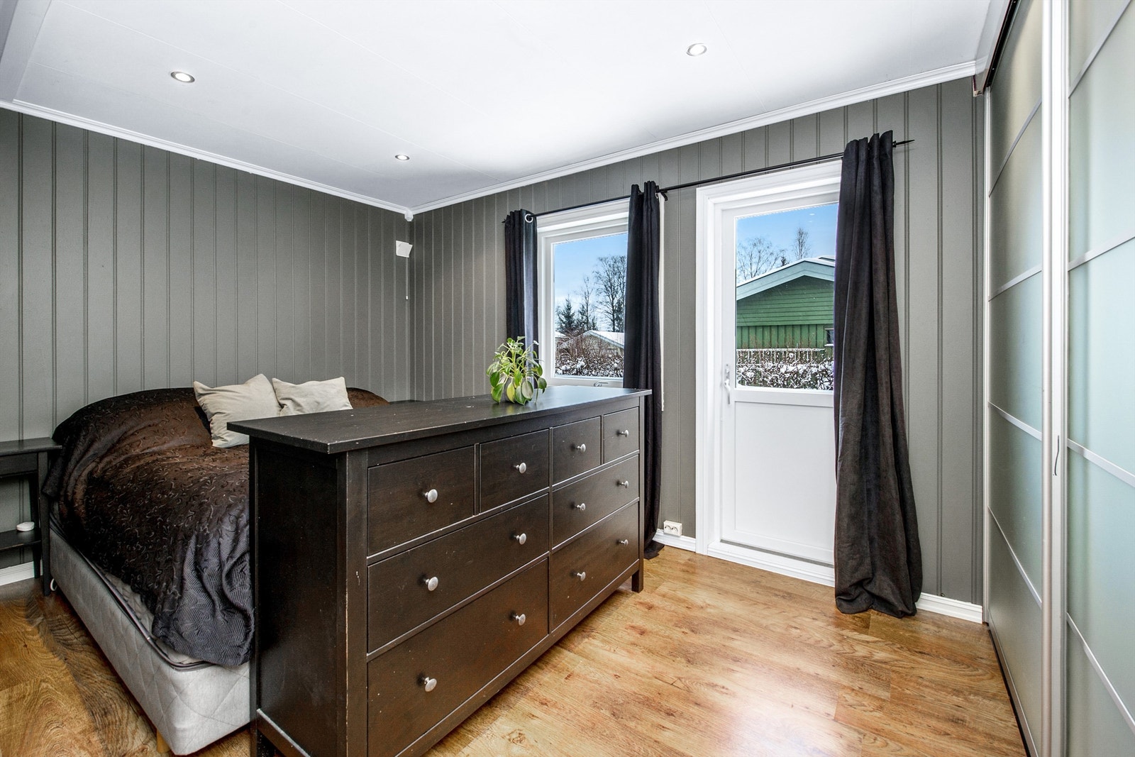 Soverom med utgang til hage. Galleribilde