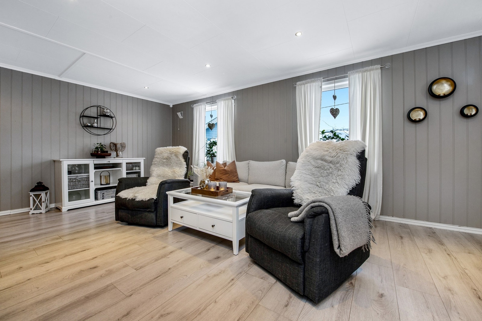 Vinkelstuen har salong i en del og spisestue i den andre delen. Det er utgang til terrassen fra stuen. Galleribilde