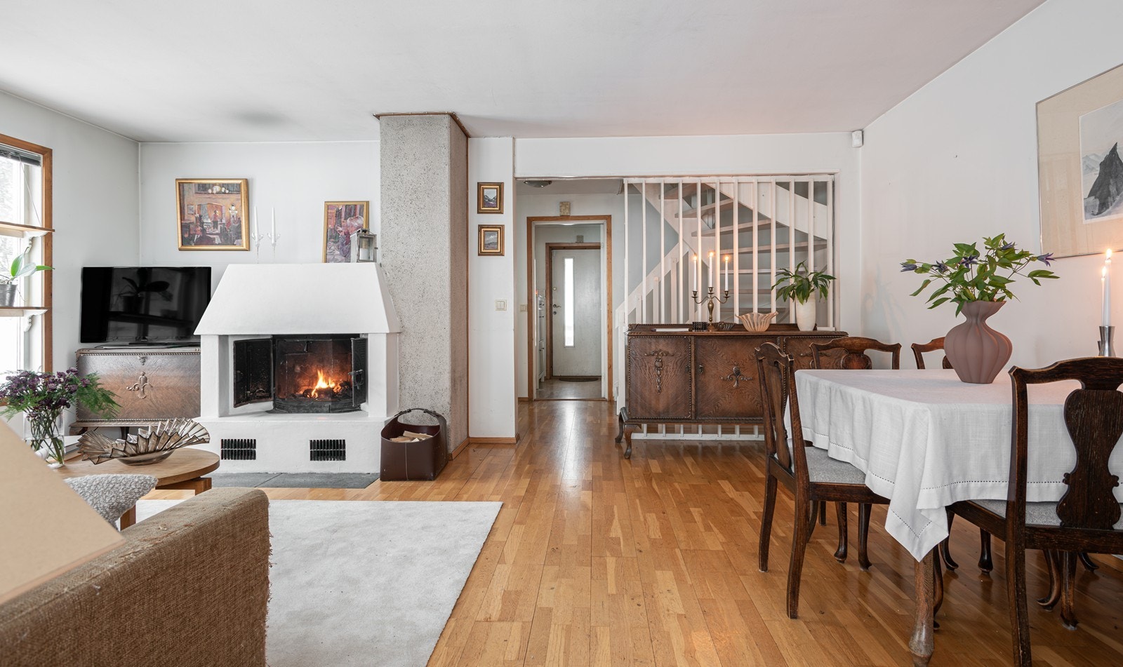 Romslig stue med koselig og velfungerende peis - perfekt for kalde høst- og vinterkvelder! Galleribilde