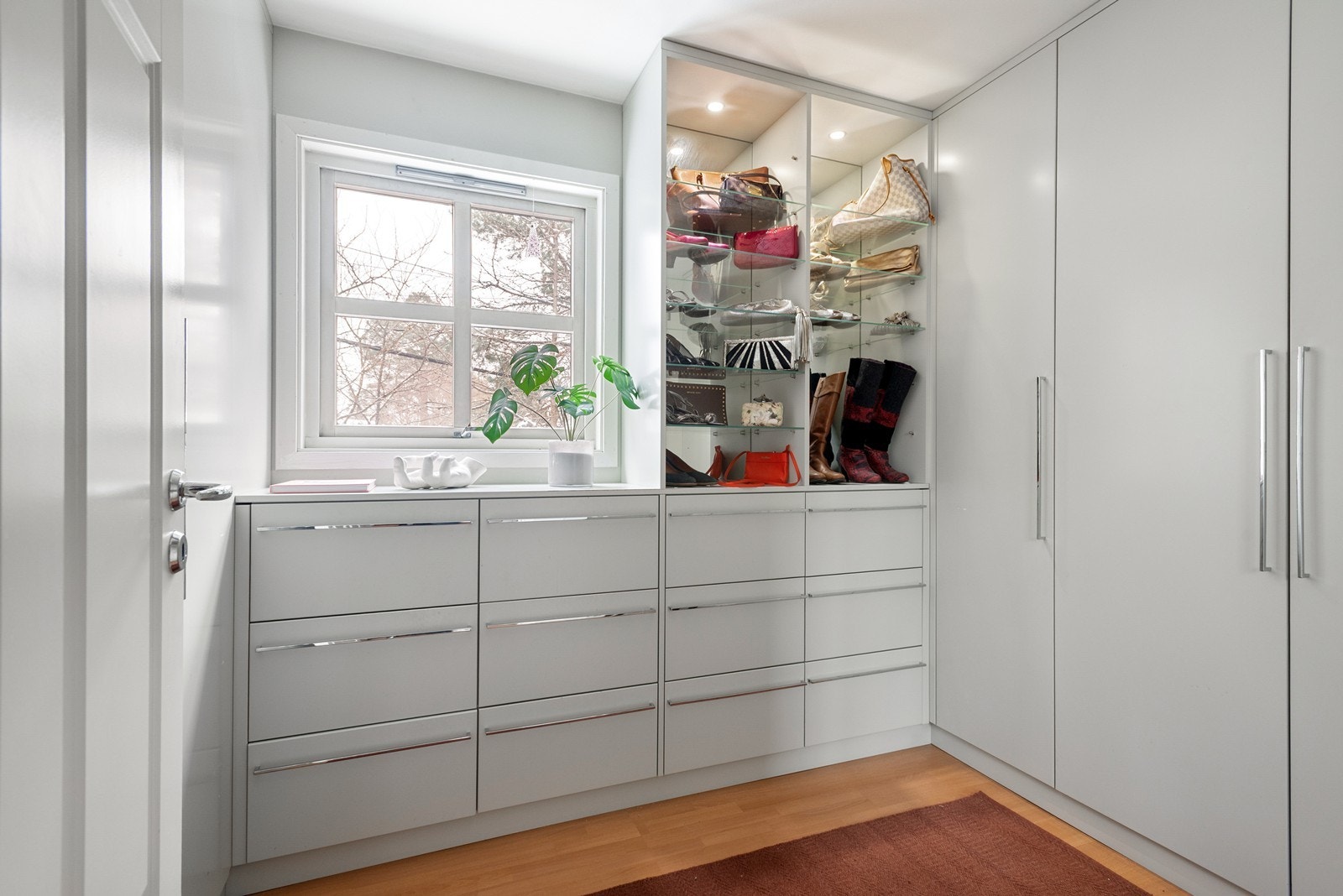 Walk-in closet med moderne og gjennomført garderobeløsning. Galleribilde