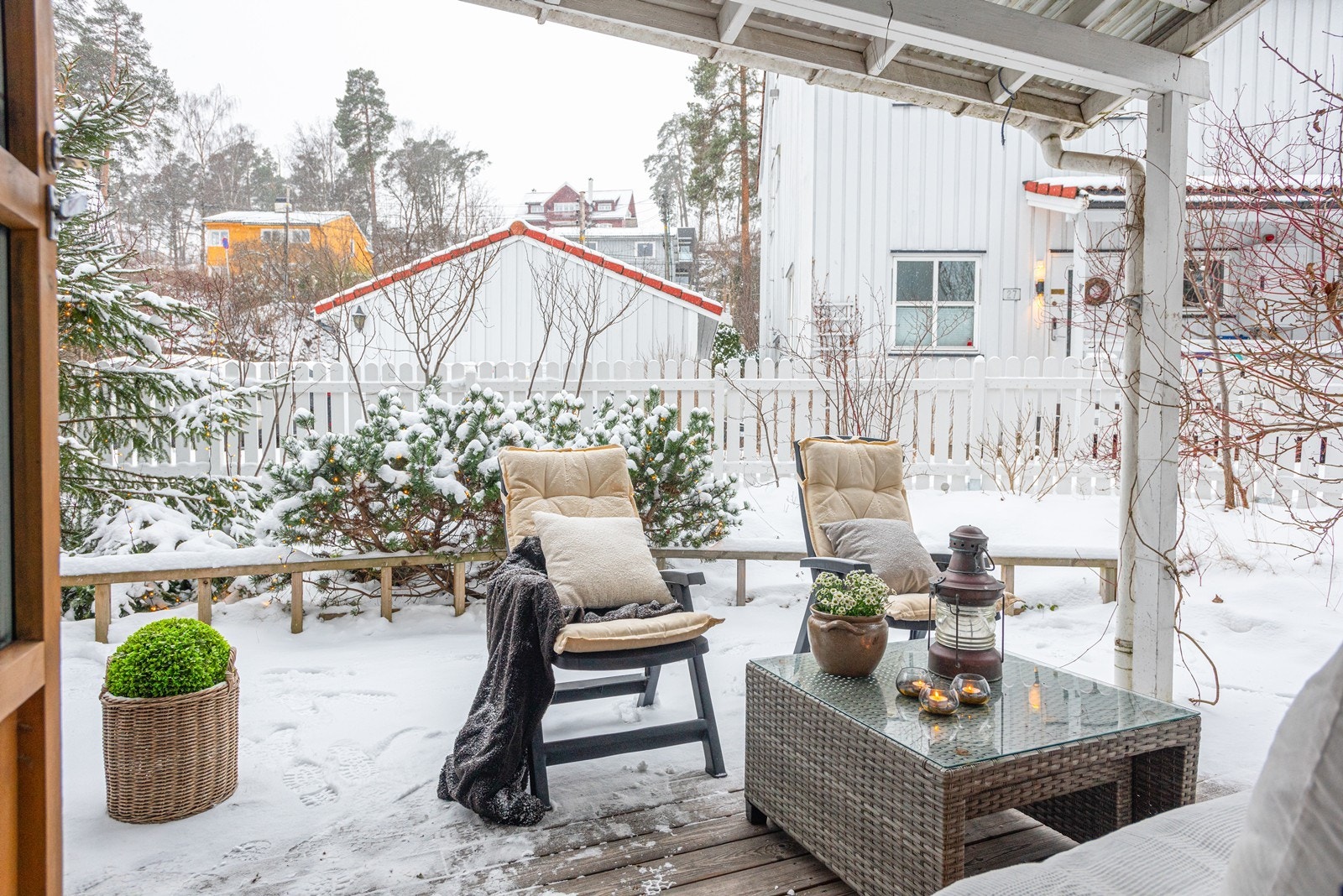 Fra stuen er det utgang til en sydvestvendt markterrasse med gode solforhold. Galleribilde
