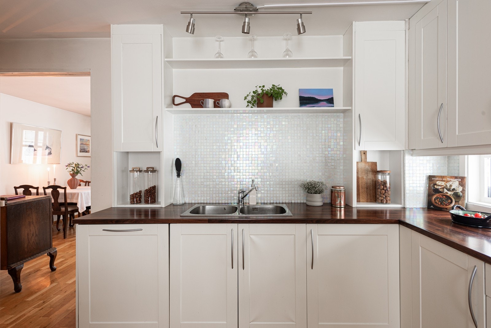 Lekre fliser over vask, topplimt dobbel metallvask og ettgreps kjøkkenarmatur. Galleribilde