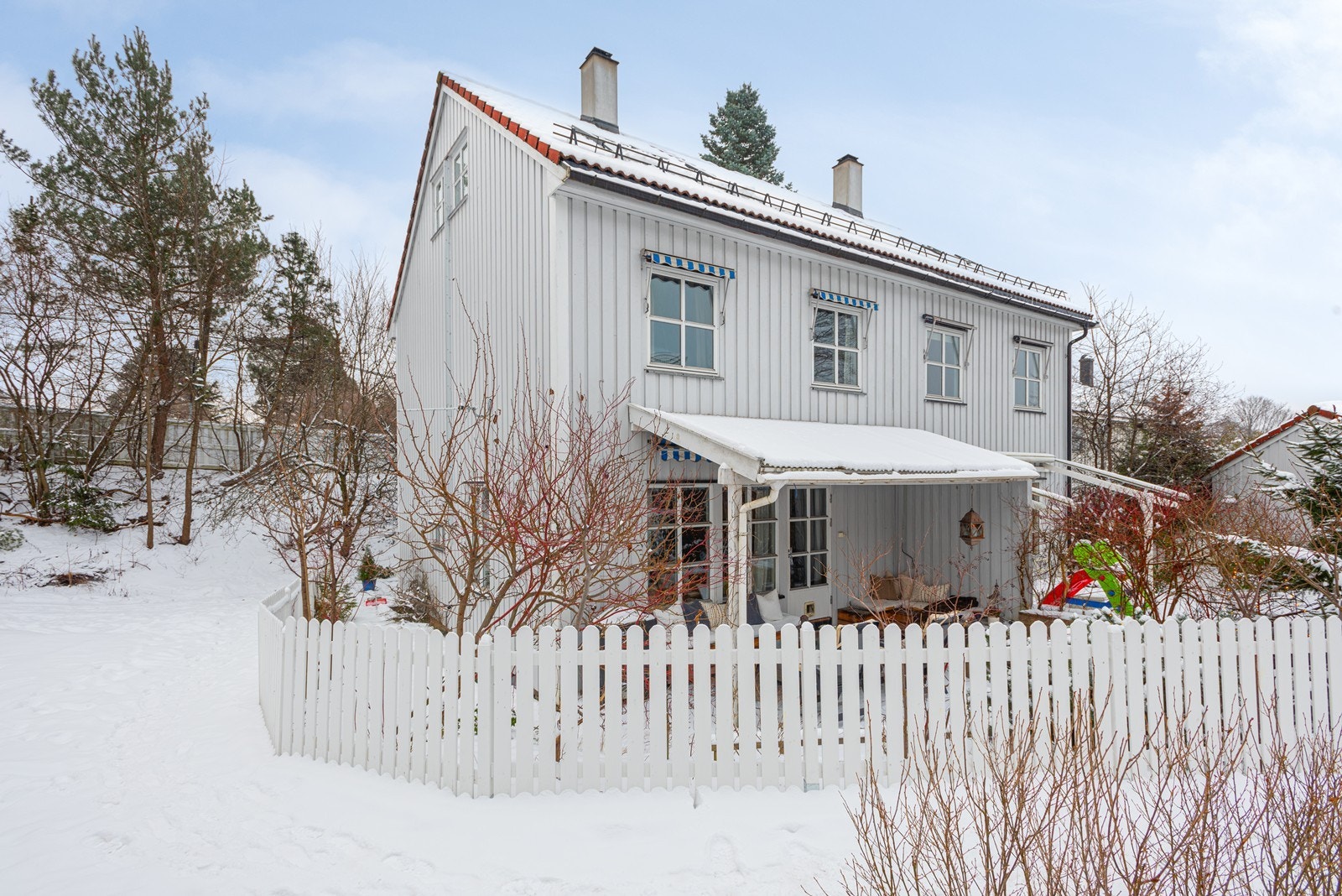 Velkommen til Sørvangen 25 - en klassisk og sjarmerende vertikaldelt bolig beliggende i et meget ettertraktet område! Foto: Frantz / Studio Oslo Galleribilde