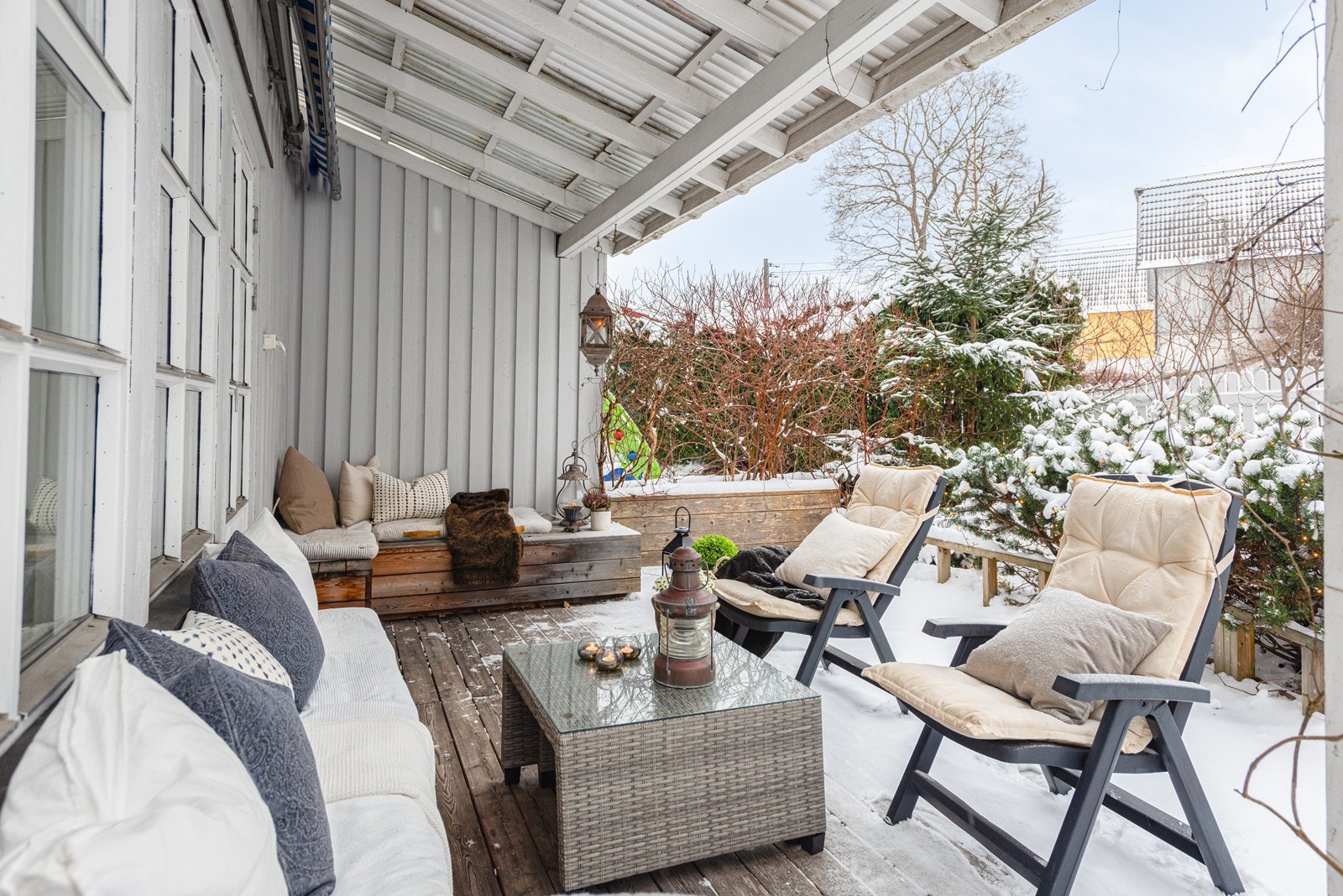 Terrassen har tregulv og er overbygget med polykarbonattak, noe som gjør uteplassen anvendelig store deler av året og velegnet for både måltider og avslapning. Galleribilde