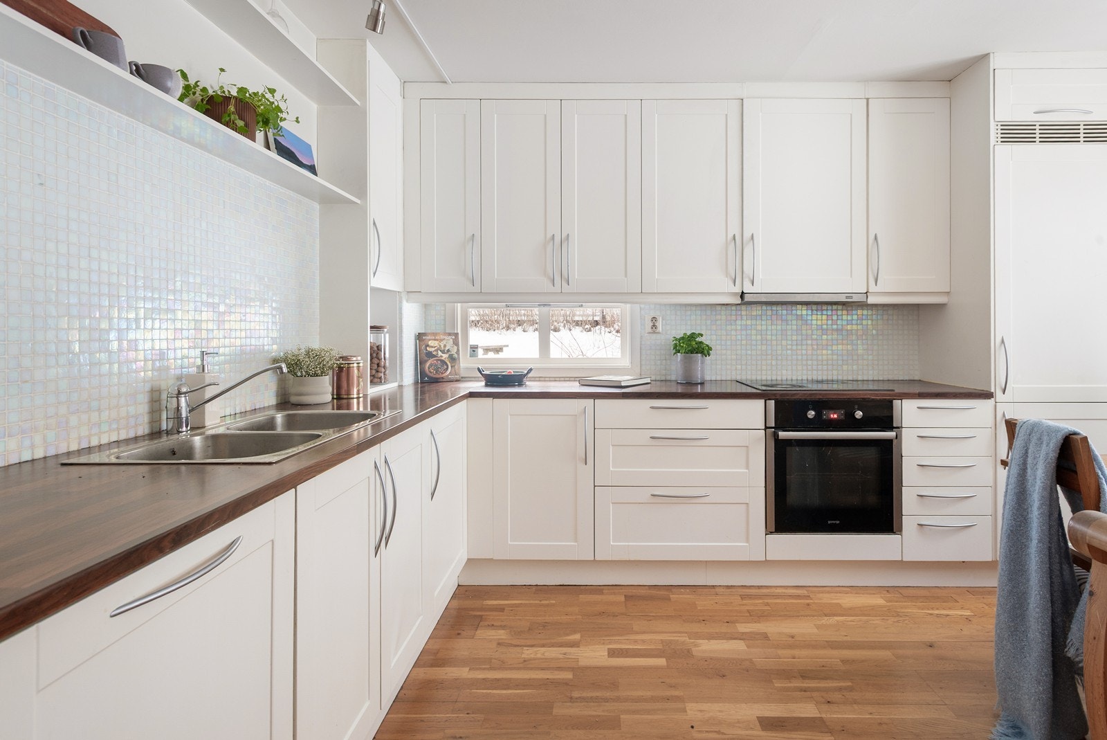 Integrert platetopp og komfyr. Ventilatoren trekker luften direkte ut. Galleribilde