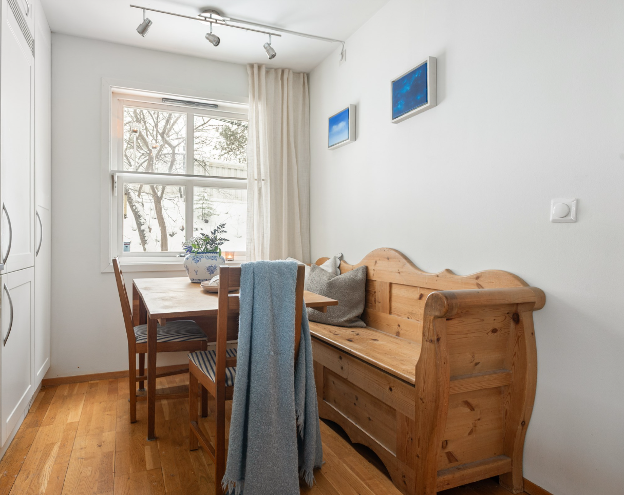 Rommet har god plass til en hyggelig spiseplass, perfekt for hverdagsmåltider. Galleribilde