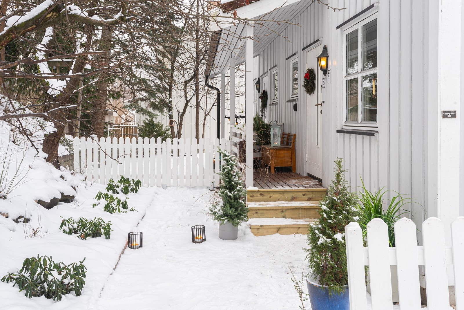 Et lunt og innbydende inngangsparti med god plass til en koselig sittegruppe. Galleribilde