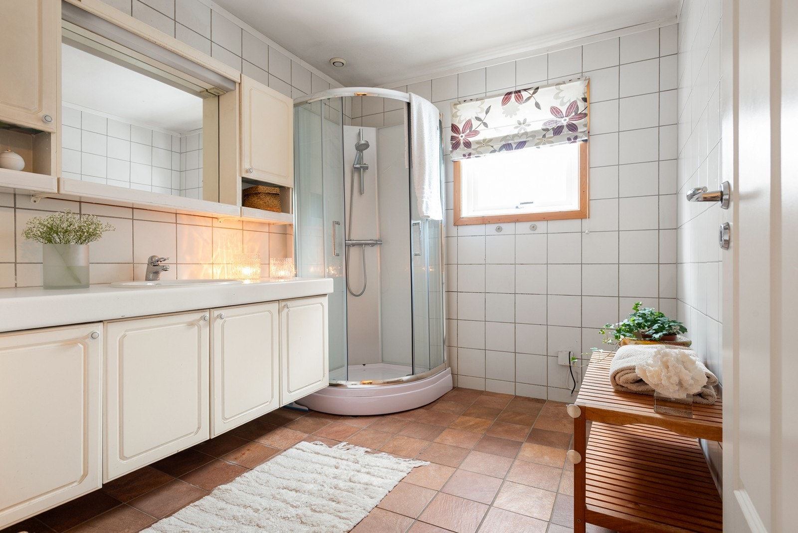 Romslig og funksjonelt bad med dusjkabinett, god skapplass og varmekabler. Galleribilde