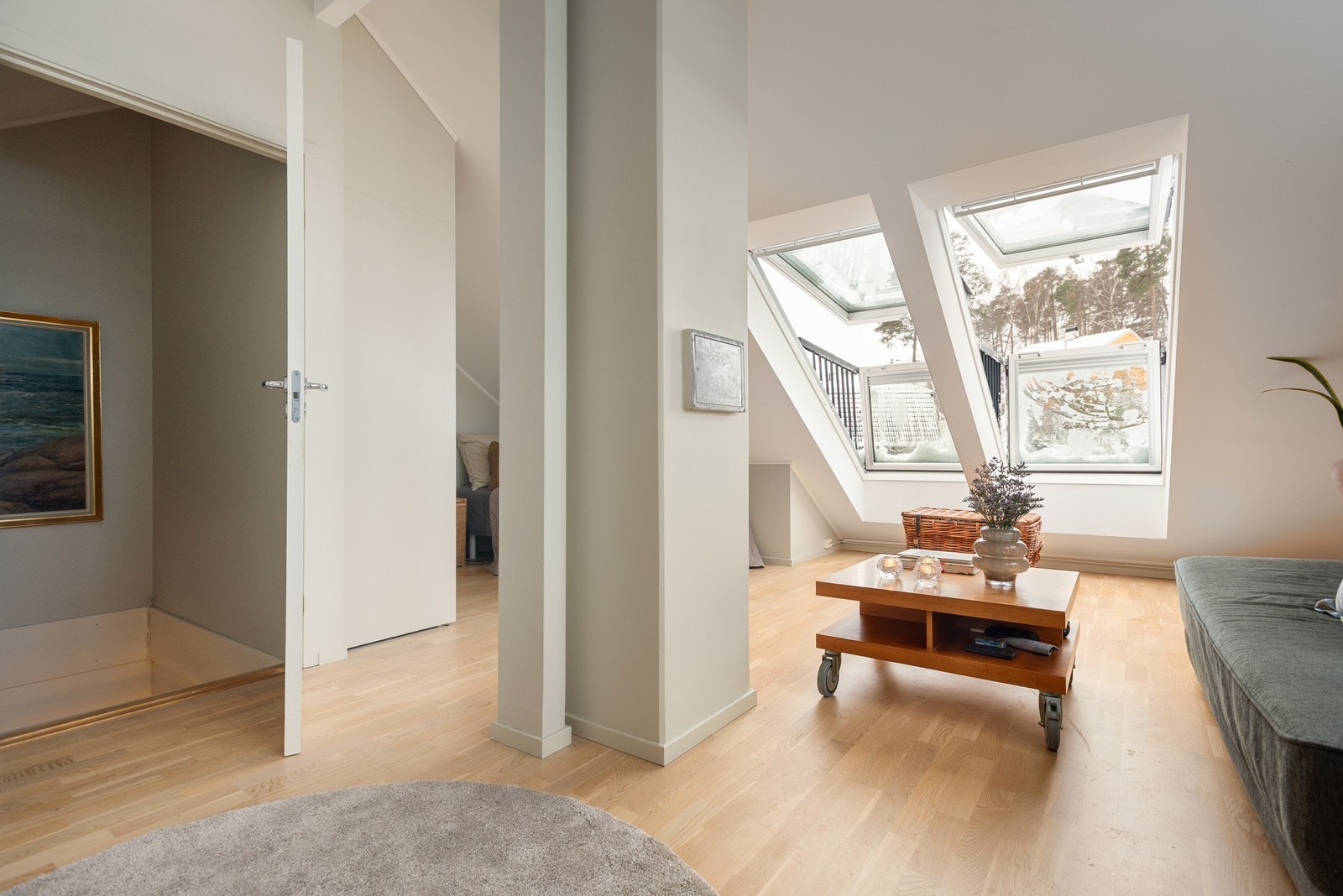 Loftstue/soverom er i dag byggemeldt som loft. For at det skal kunne kalles soverom i byggemeldte plantegninger må det søkes om bruksendring. Galleribilde