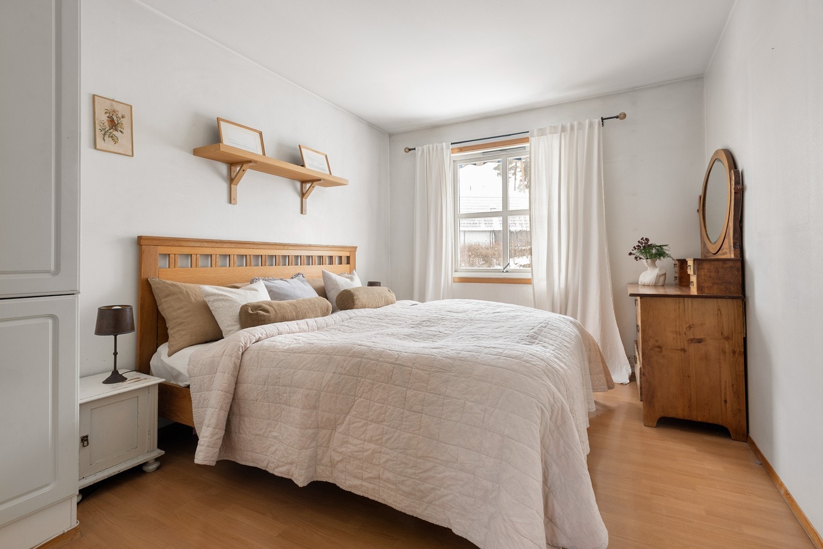 Stort hovedsoverom med gode lysforhold og plass til dobbeltseng, garderobe, nattbord og annet møblement. Galleribilde