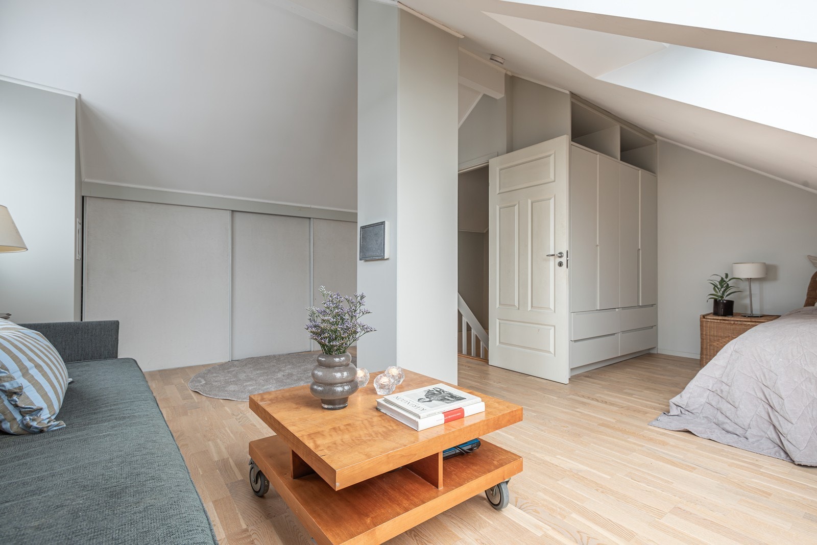 Stilig loftsetasje med flere bruksmuligheter. Det er også godt med lagringsplass i både garderobe og bak skyvedører. Galleribilde