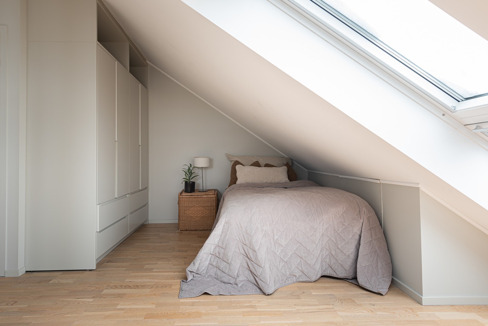 Disponibelt rom som i dag er innredet med seng og snekkerbygget garderobe. Galleribilde