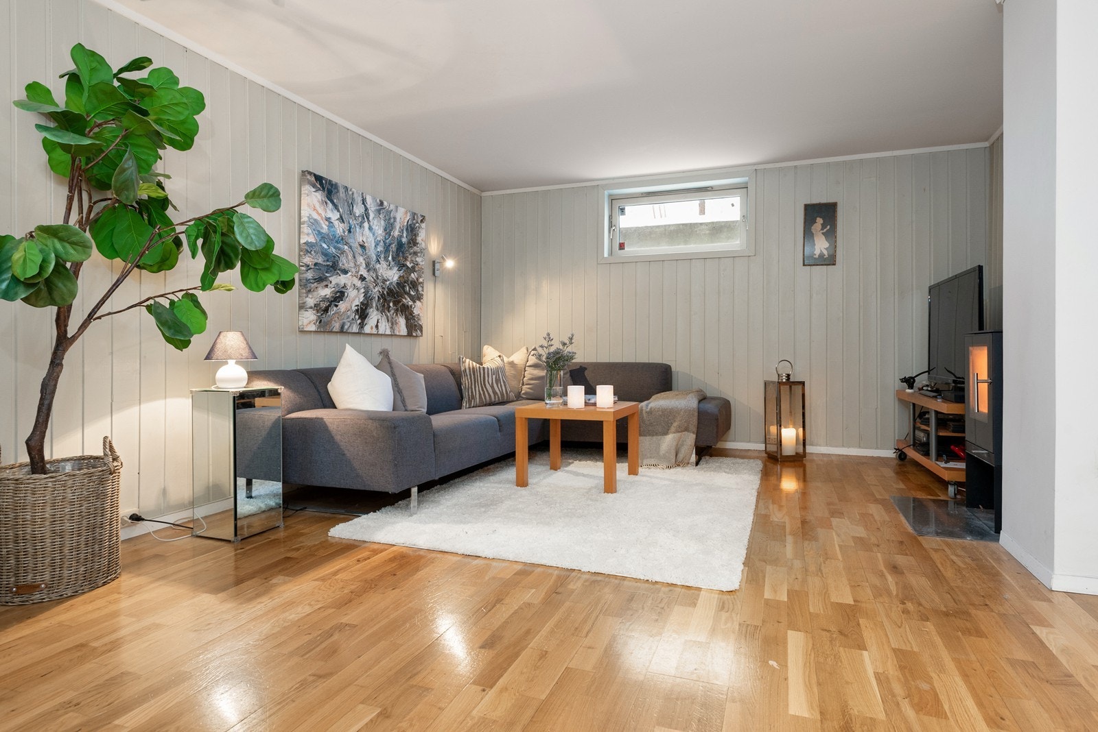 Romslig og hyggelig kjellerstue som gir ekstra oppholdsplass og mange bruksmuligheter. Galleribilde