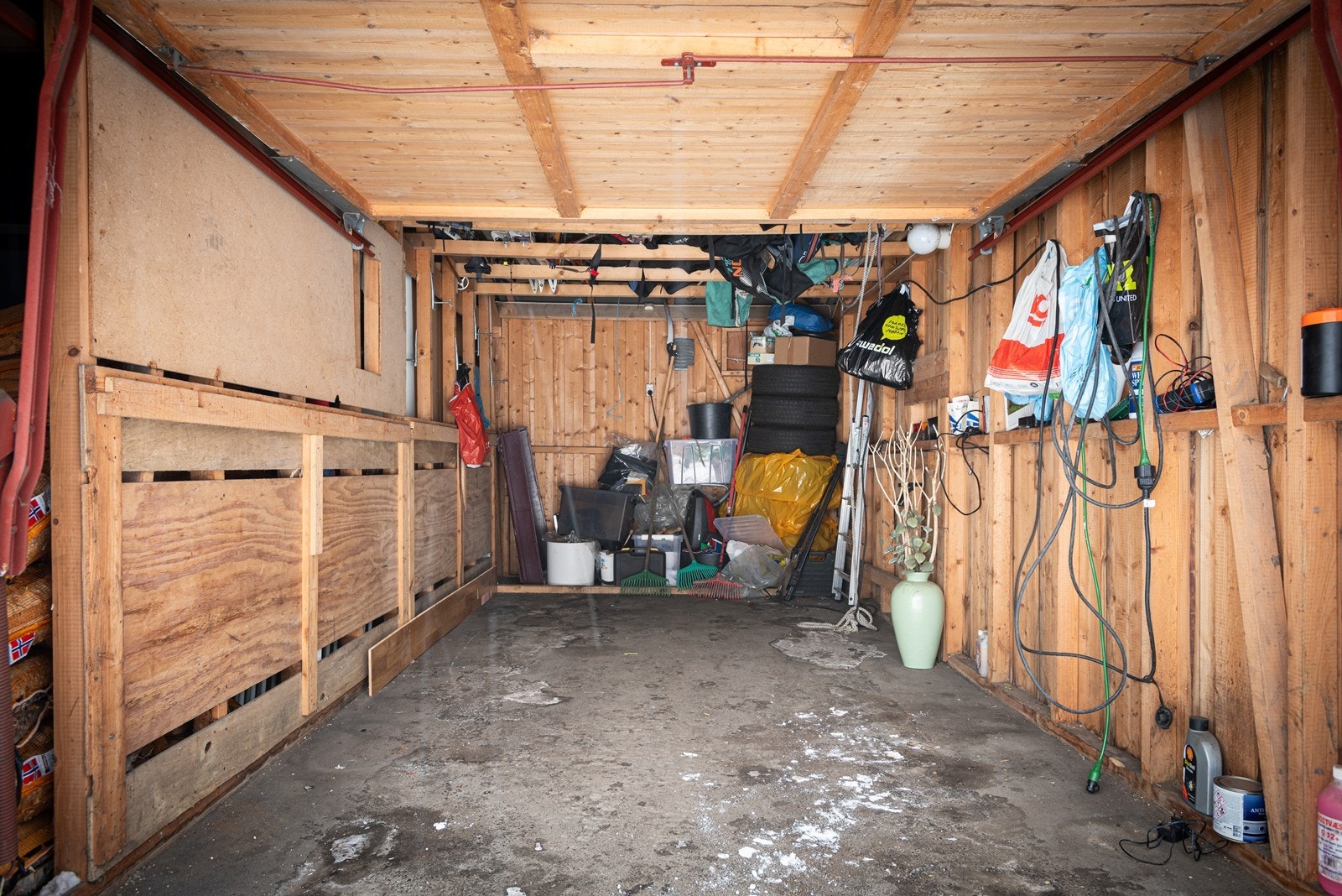 Garasje med plass til parkering, lagring av utstyr og mulighet for lading av elbil. Galleribilde