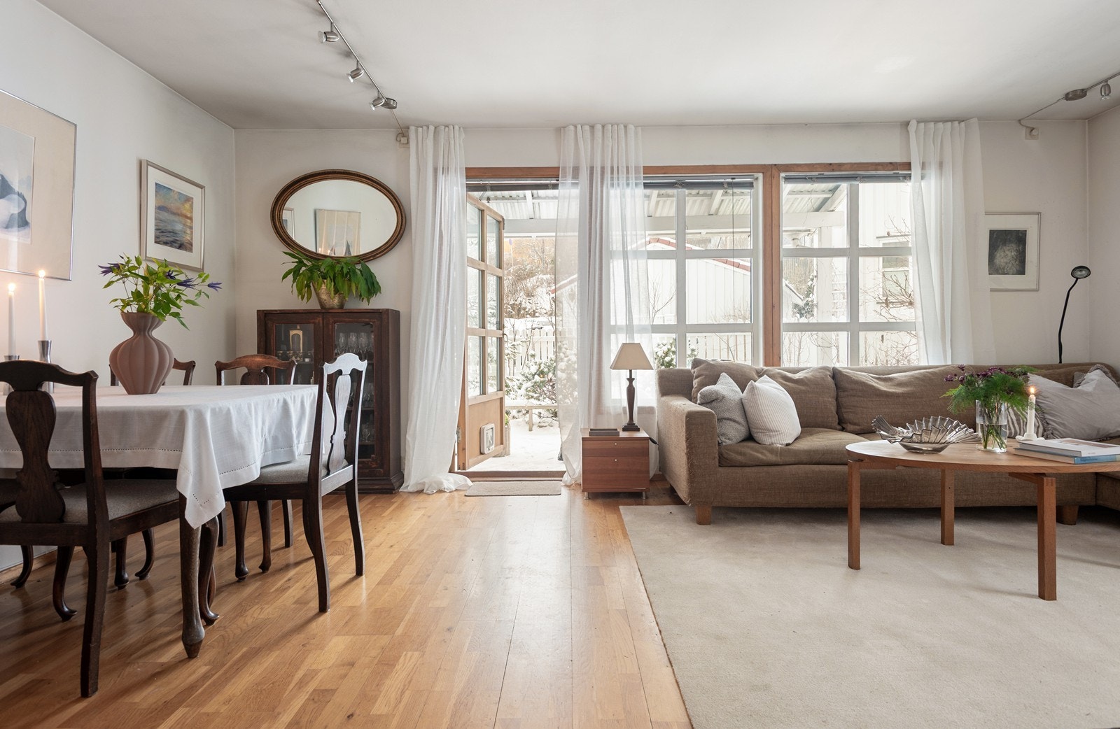 Romslig og innbydende stue med god plass til både spisebord og sofagruppe. Store vindusflater og utgang til uteplass gir rikelig med naturlig lys og en fin sammenheng mellom inne- og uterom. Galleribilde