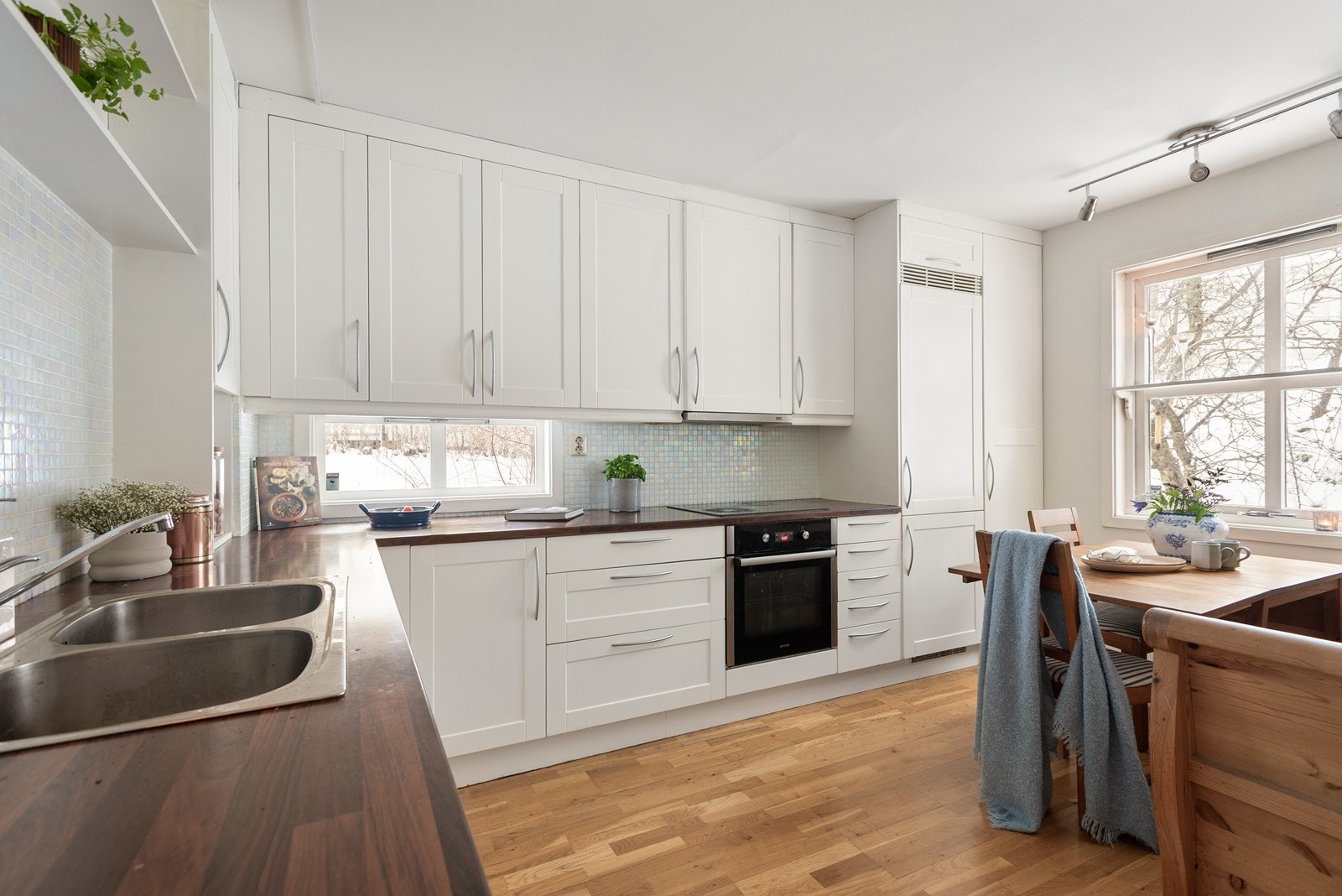 Et tidløst og klassisk kjøkken med stilrene fronter, generøs benkeplass og godt med skapplass. Galleribilde