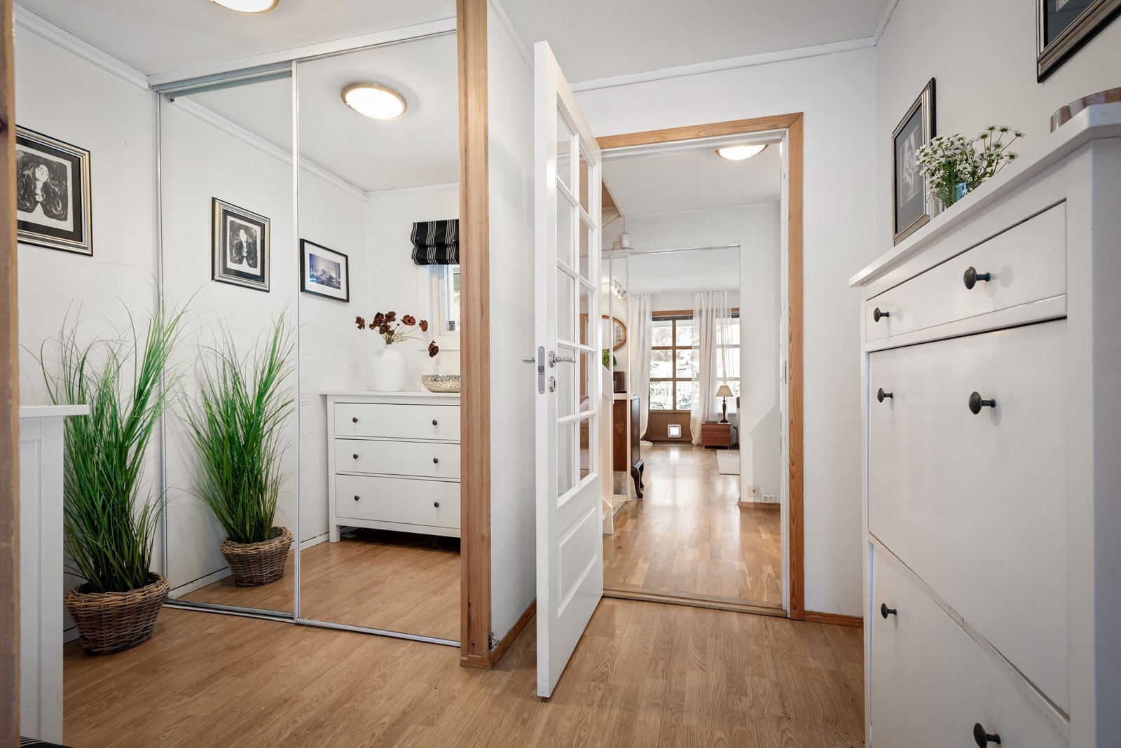 Romslig entré med gode oppbevaringsmuligheter i praktisk, innebygd garderobeskap Galleribilde