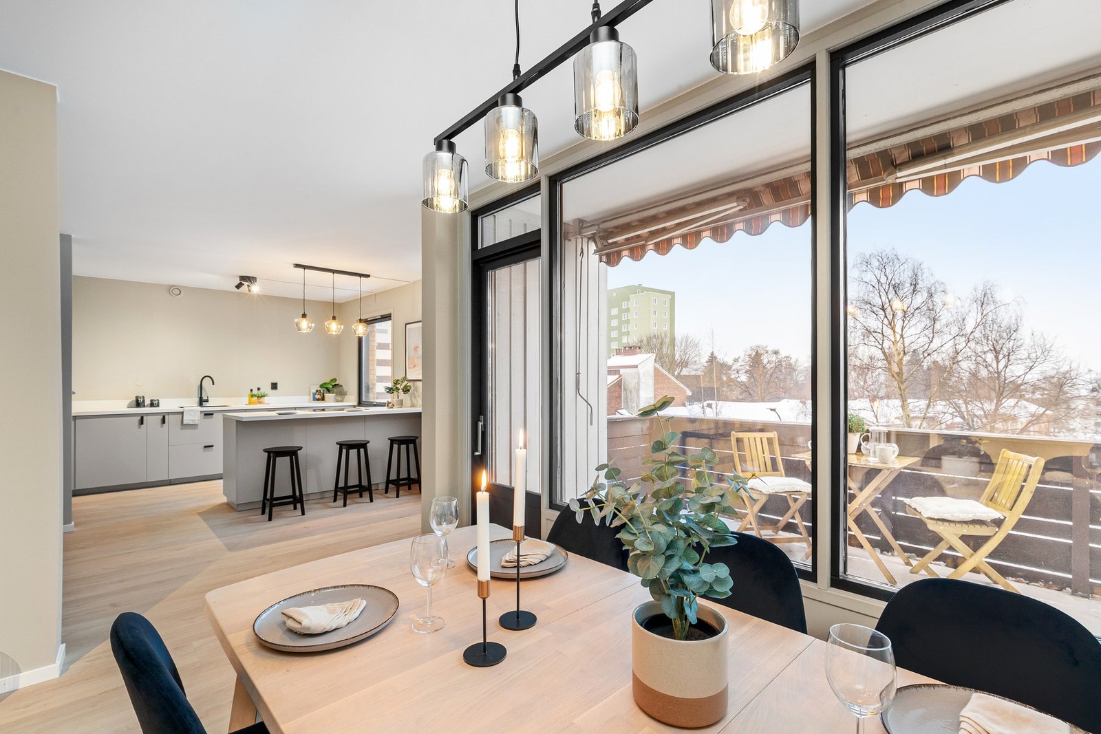 Den åpne løsningen mellom stue og kjøkken gjør rommet som et naturlig samlingssted for venner og familie. Galleribilde