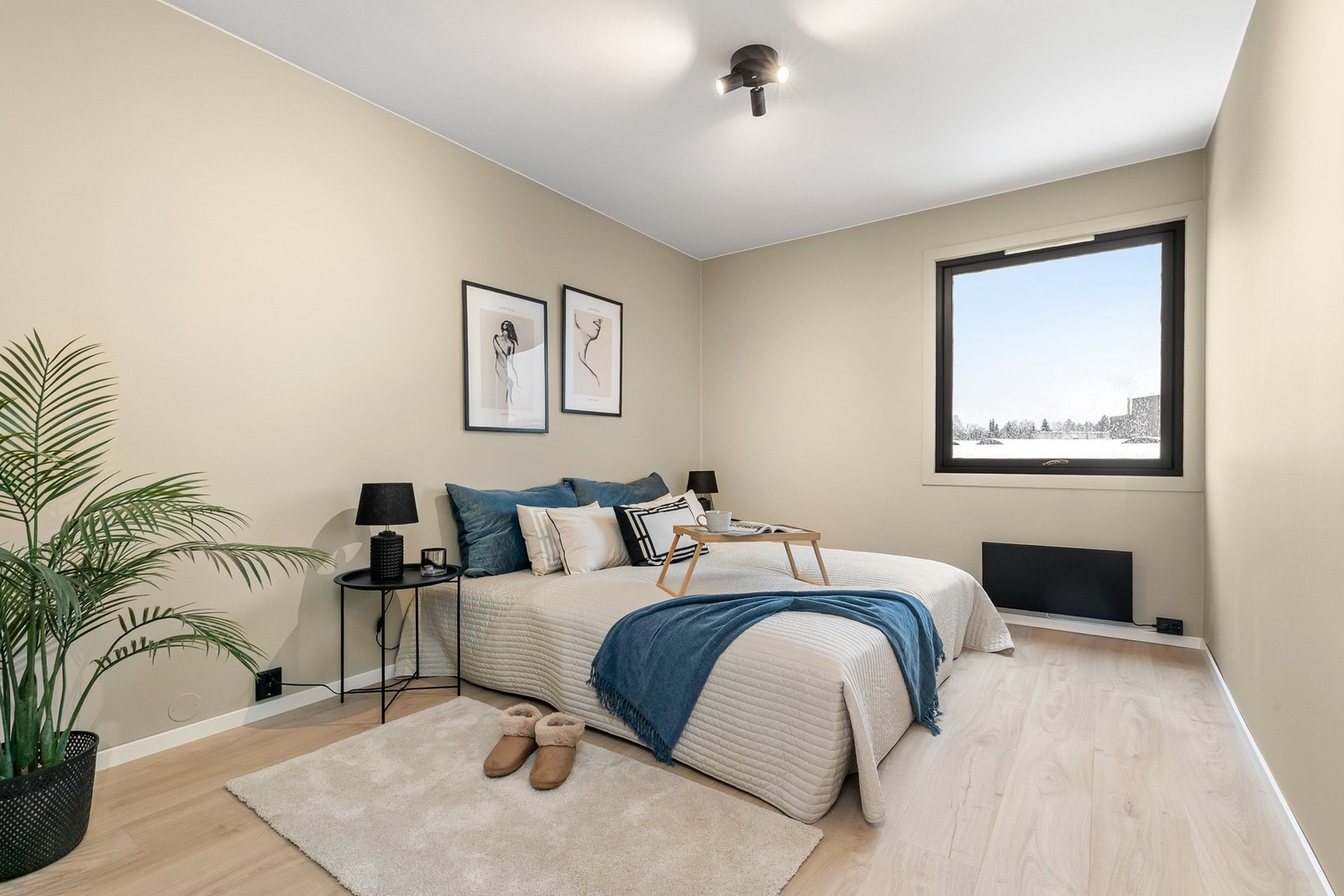 Hovedsoverom er holdt i moderne farge som står i stil med resten av leiligheten. Galleribilde