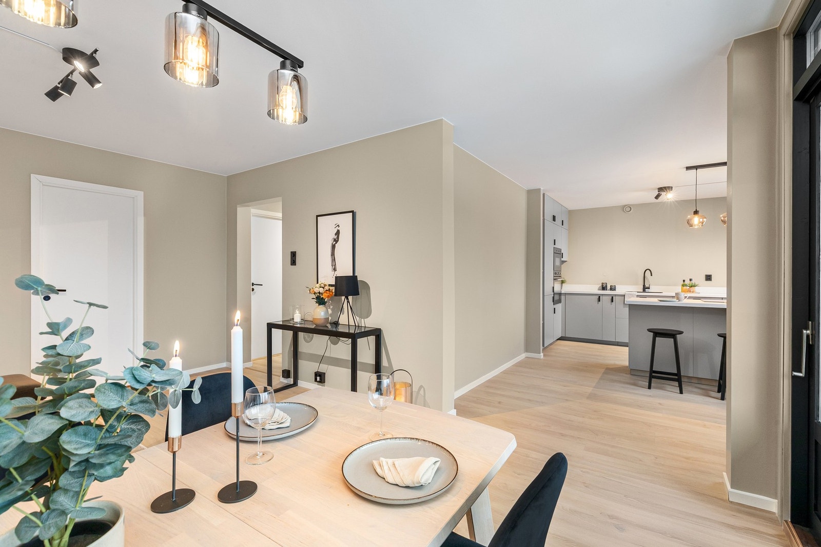 Leiligheten er malt i tidsriktige og delikate fargetoner, hvilket gjør det enkelt å innrede til enhver smak. Galleribilde