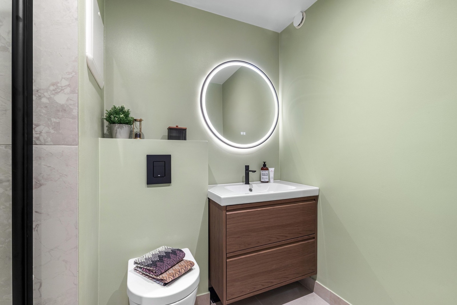 Baderommet ble i likhet med leiligheten nyoppusset i 2025/2026, arbeid utført av fagfolk. Galleribilde