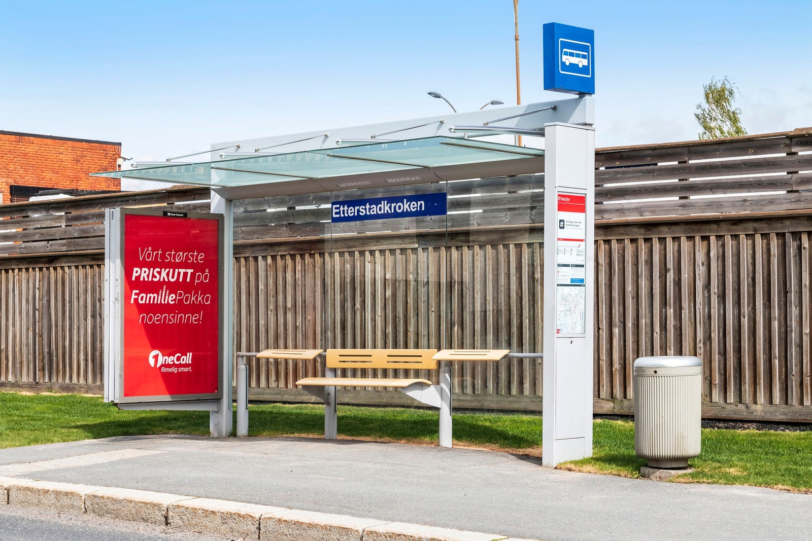 Buss nummer 37 stopper rett utenfor og har hyppige avganger gjennom hele døgnet. Det er kun par minutters gange til Helsfyr T-banestasjon, hvor du finner linje 1, 2, 3, 4 og 5 som tar deg til sentrum på rundt sju minutter. Galleribilde