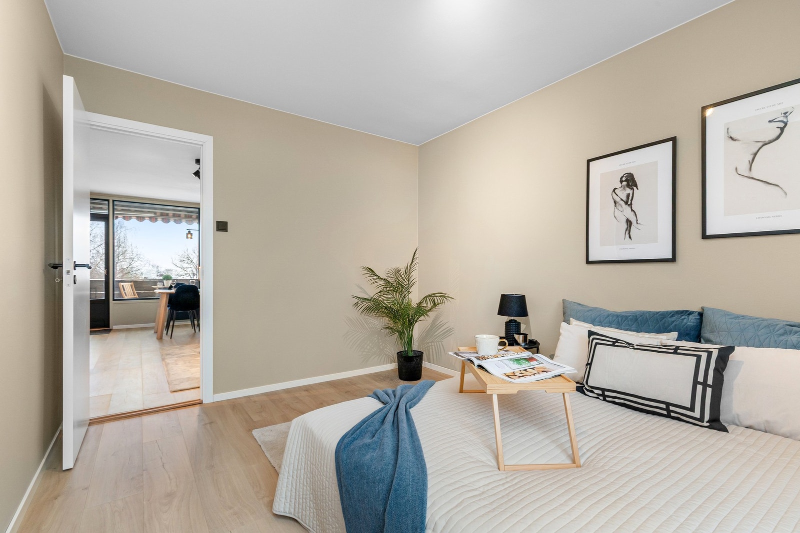 God plass til dobbeltseng, nattbord og ønsket garderobeløsning. Galleribilde