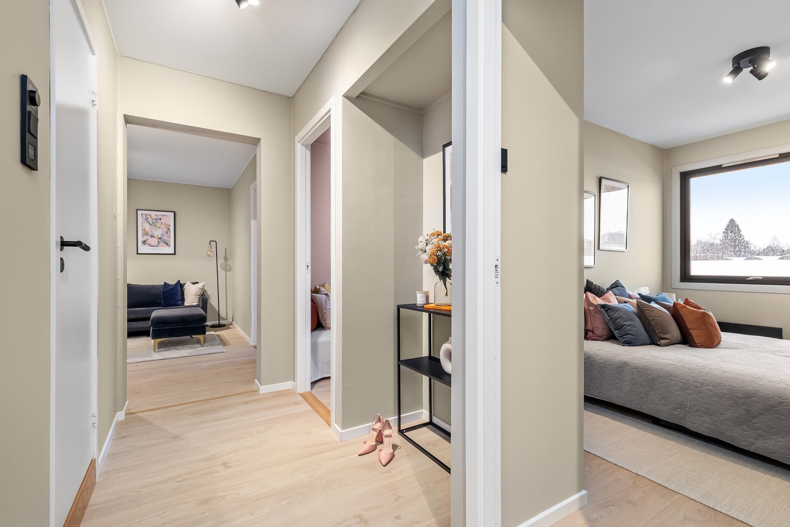 Entréen er tiltalende, med plass til oppbevaring av sko og yttertøy. Galleribilde