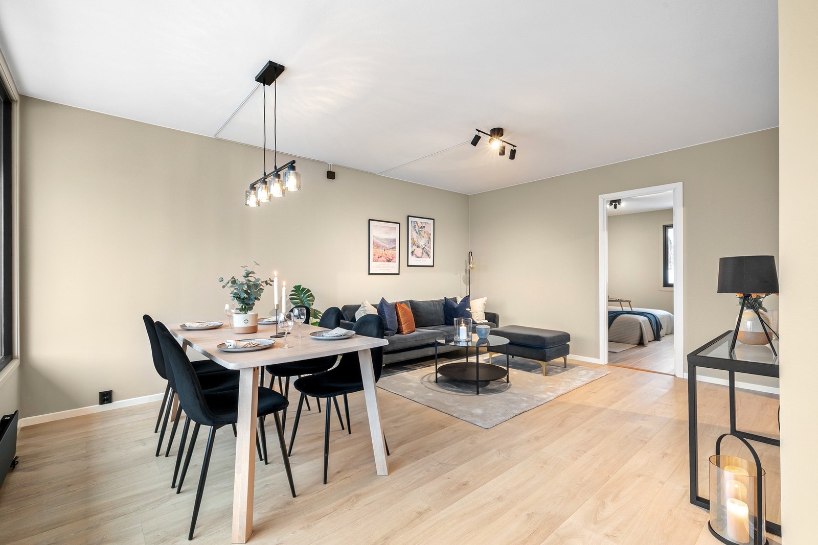 Stuen fremstår lys, luftig og tidsmessig utført. Galleribilde