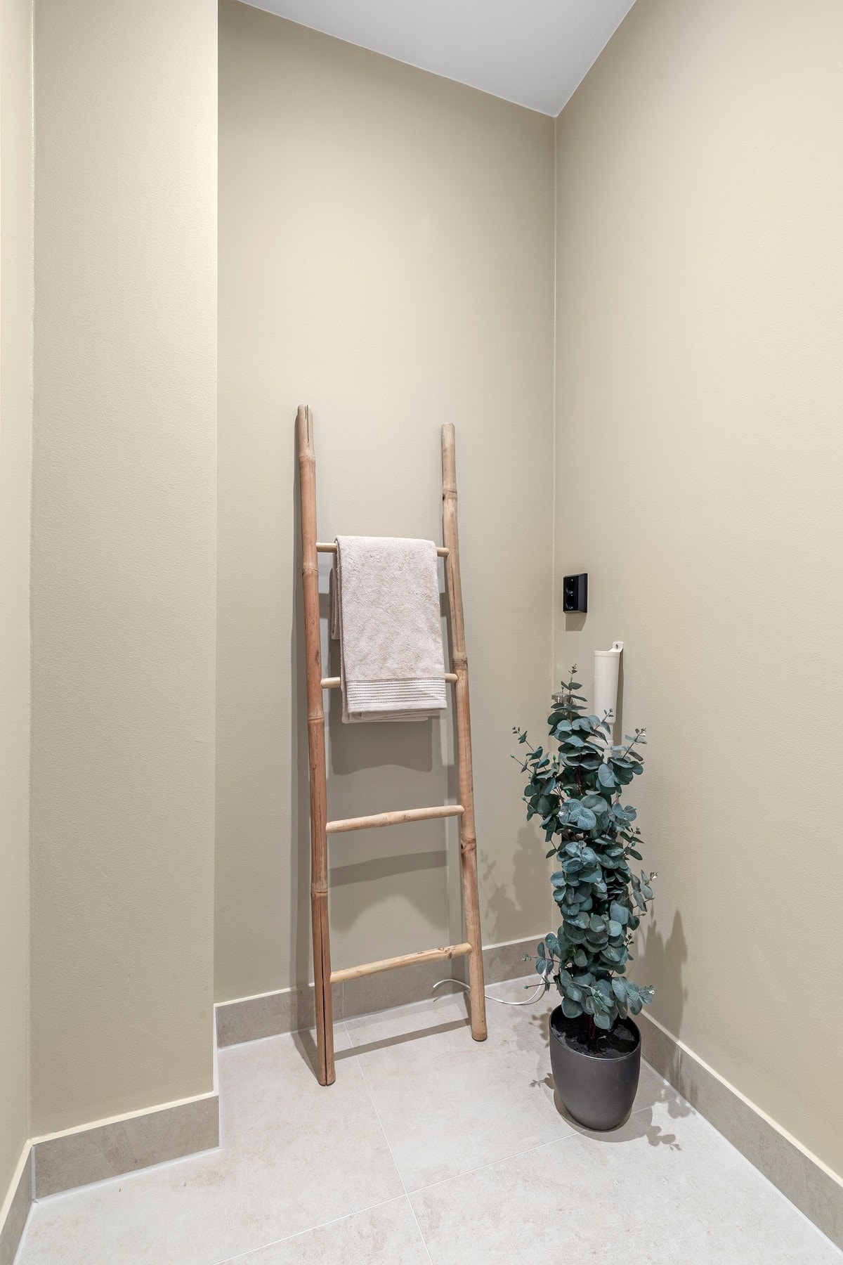 Toalettrommet ble etablert i 2025/2026. Arbeider utført av fagfolk. Dokumentasjon på el- og rørarbeider foreligger. Galleribilde