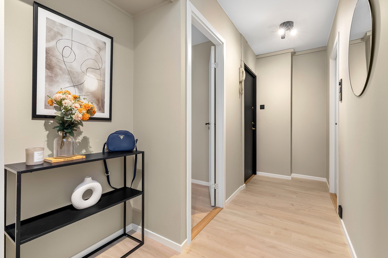 Entréen er tiltalende, med plass til oppbevaring av sko og yttertøy. Galleribilde