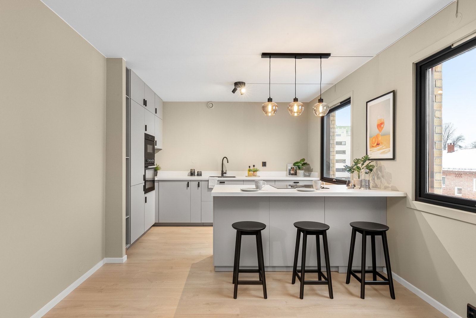 Nytt (2025/2026) og moderne IKEA kjøkkeninnredning med integrerte hvitevarer. Galleribilde