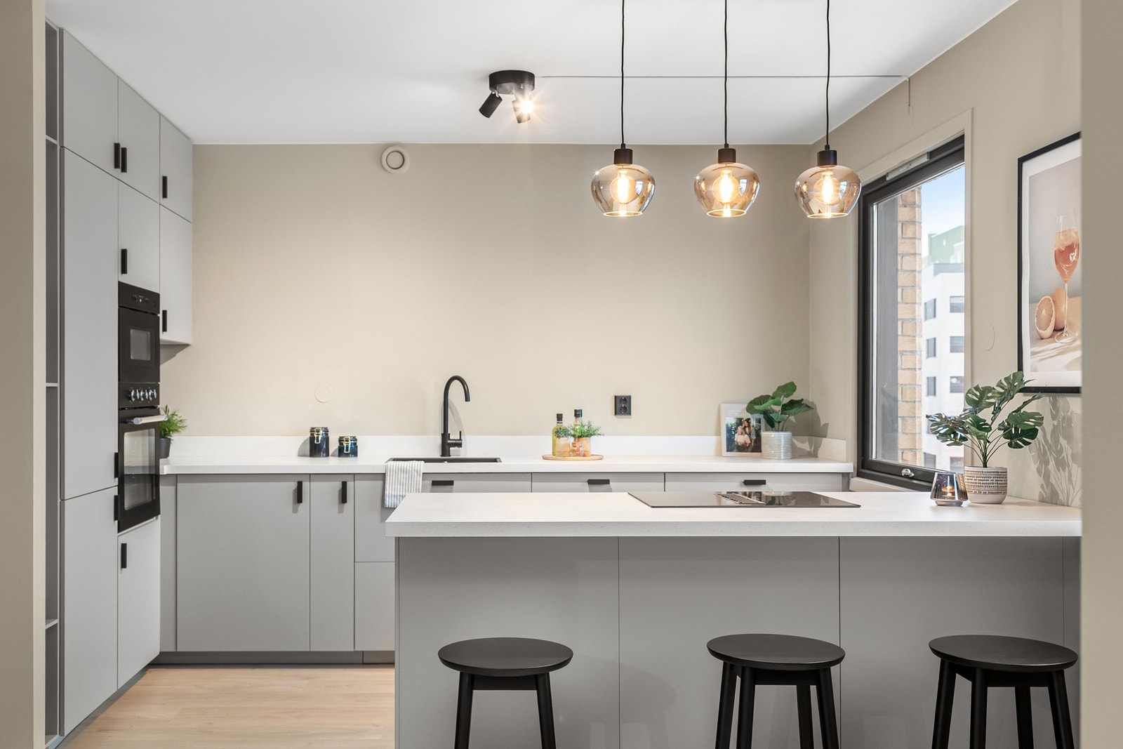 Fantastisk sitteplass ved kjøkkenbenk for enkle måltider. Galleribilde