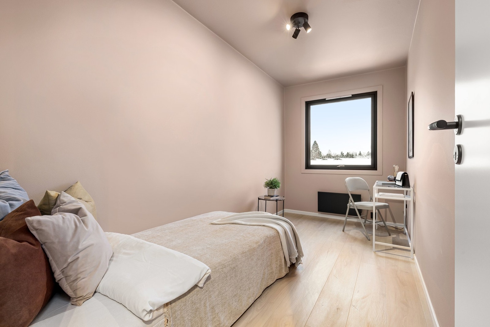 Soverom III er også av god størrelse med plass til dobbeltseng og ønsket garderobeløsning. Galleribilde