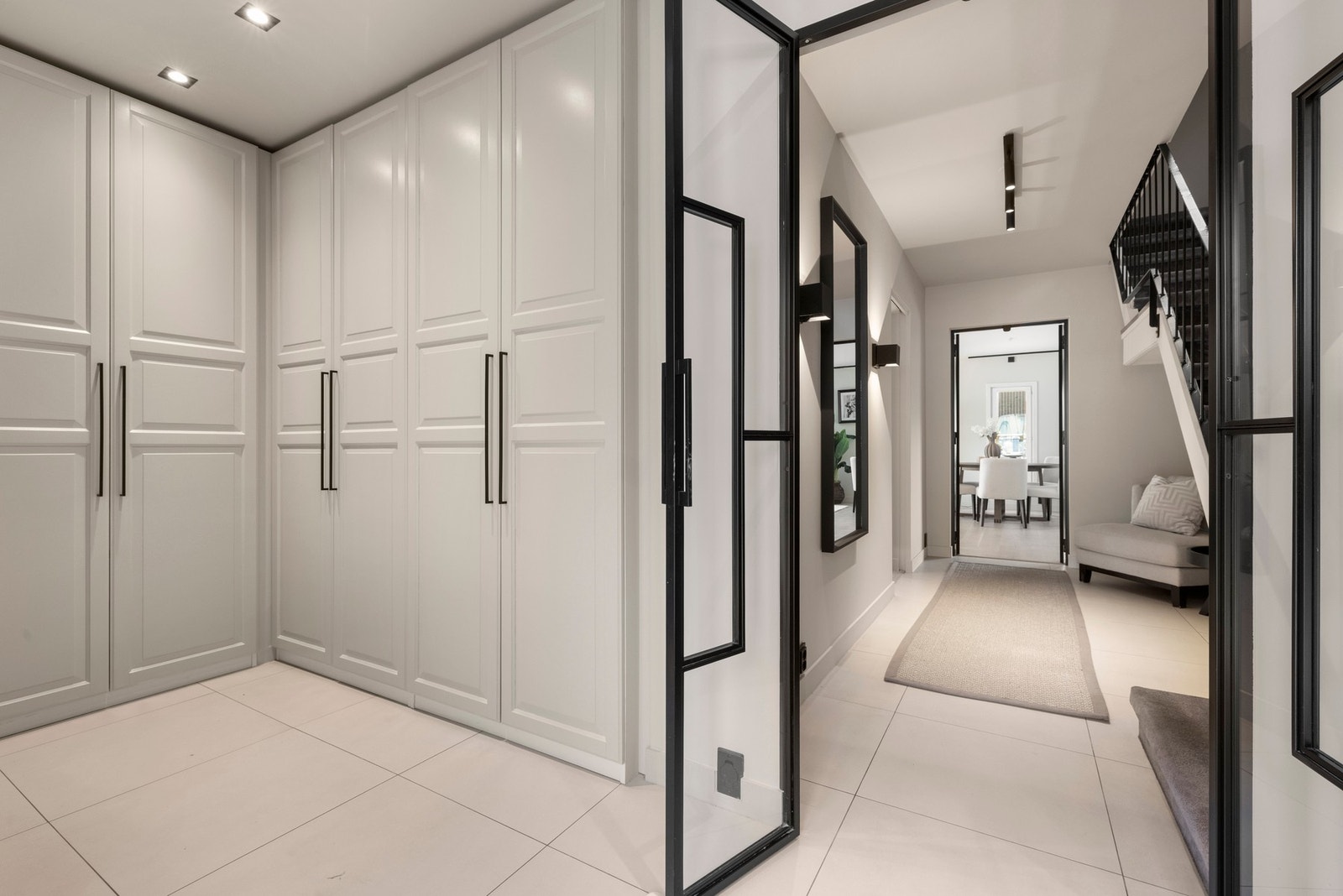 Boligen har en romslig flislagt entré Galleribilde