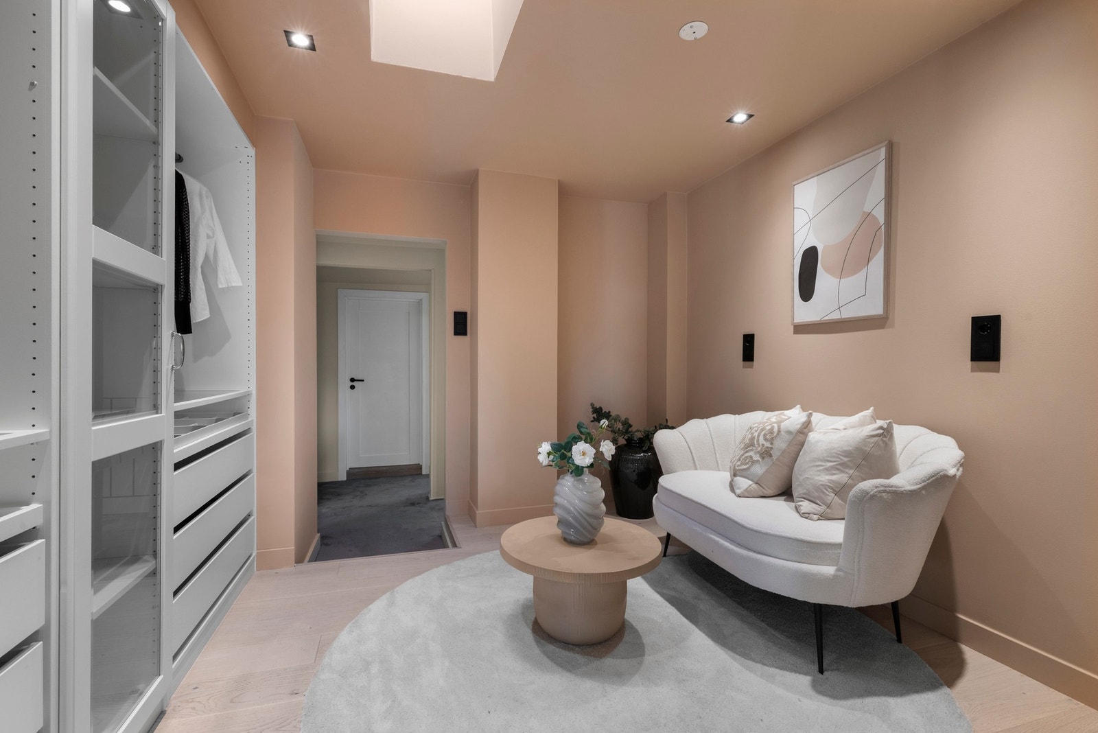 Mellom soverommene er det et åpent gangareal som er benyttet til ekstra oppbevaring Galleribilde