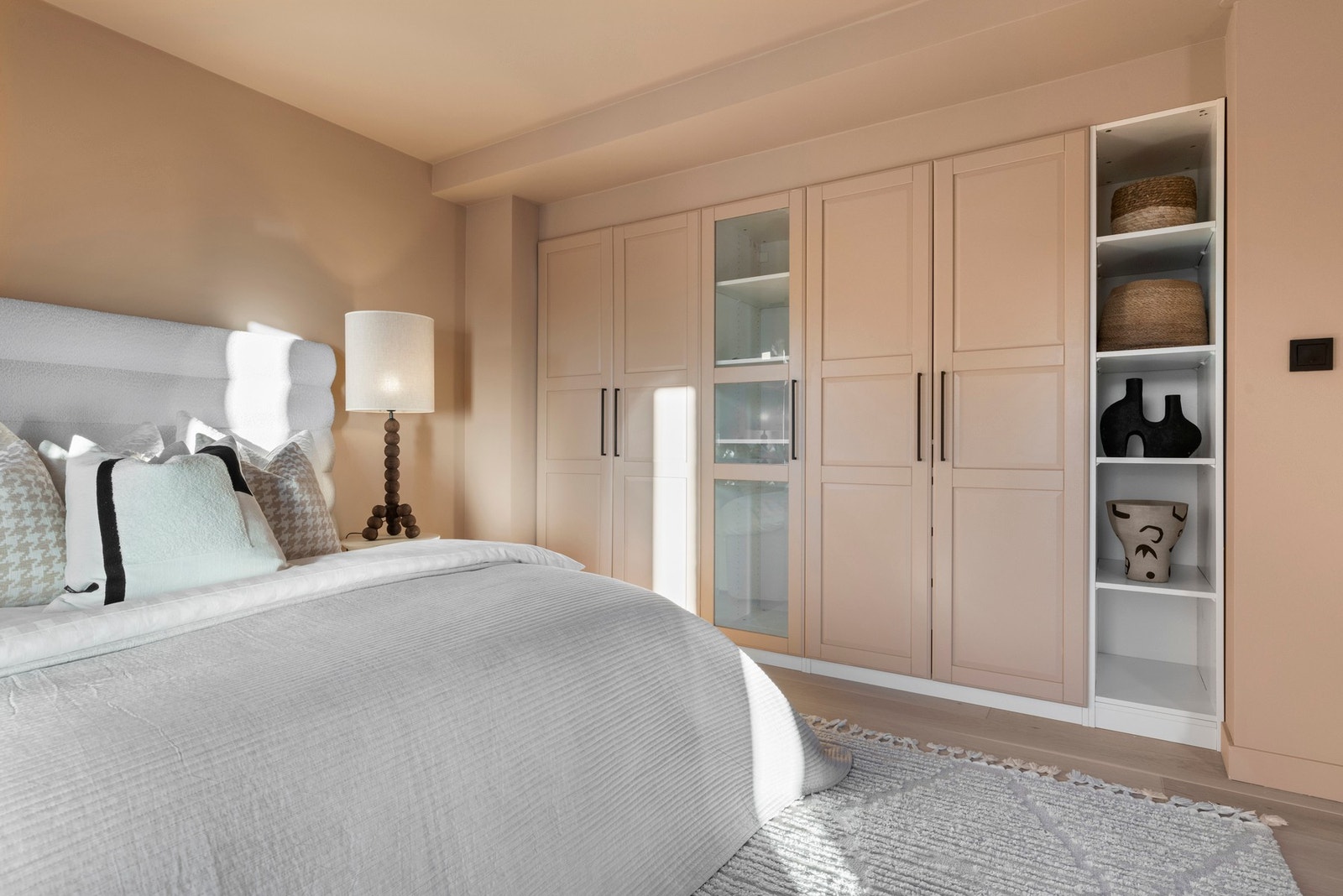 Rommet har plass til dobbeltseng, nattbord og øvrig møblering, samt integrert garderobeløsning for effektiv oppbevaring. Galleribilde