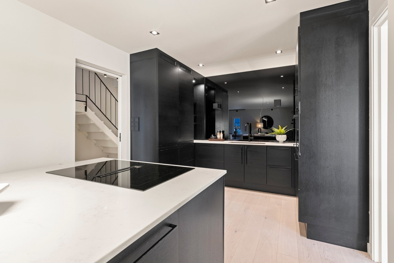 Kjøkkenet er utstyrt med integrerte hvitevarer, herunder induksjonstopp med integrert ventilator, stekeovn, oppvaskmaskin, kjøleskap og fryseskap. Galleribilde