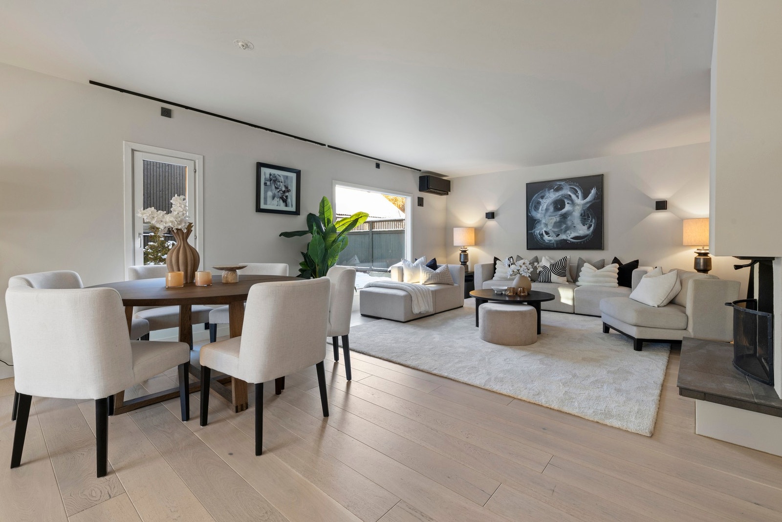 Hovedstuen fremstår lys og romslig, og er utstyrt med peis som bidrar til både varme og en hyggelig atmosfære på kjøligere dager. Galleribilde