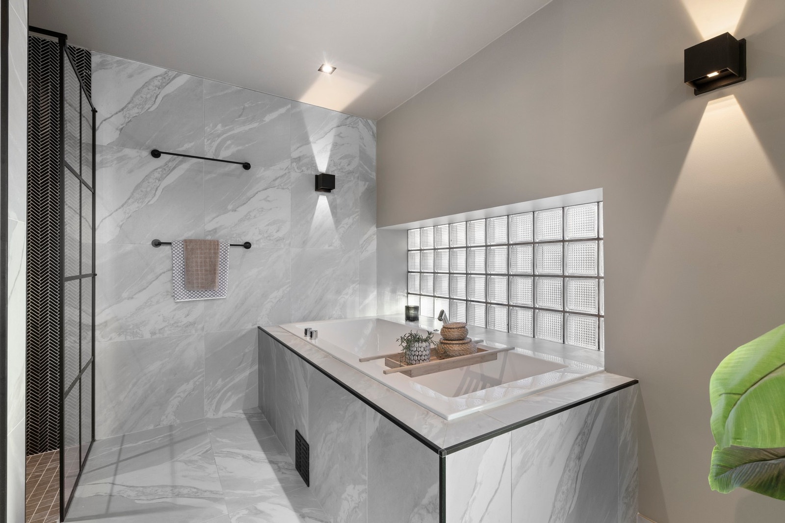 Badet har både dusjhjørne og badekar, og gir en gjennomført og behagelig spa-lignende atmosfære. Galleribilde