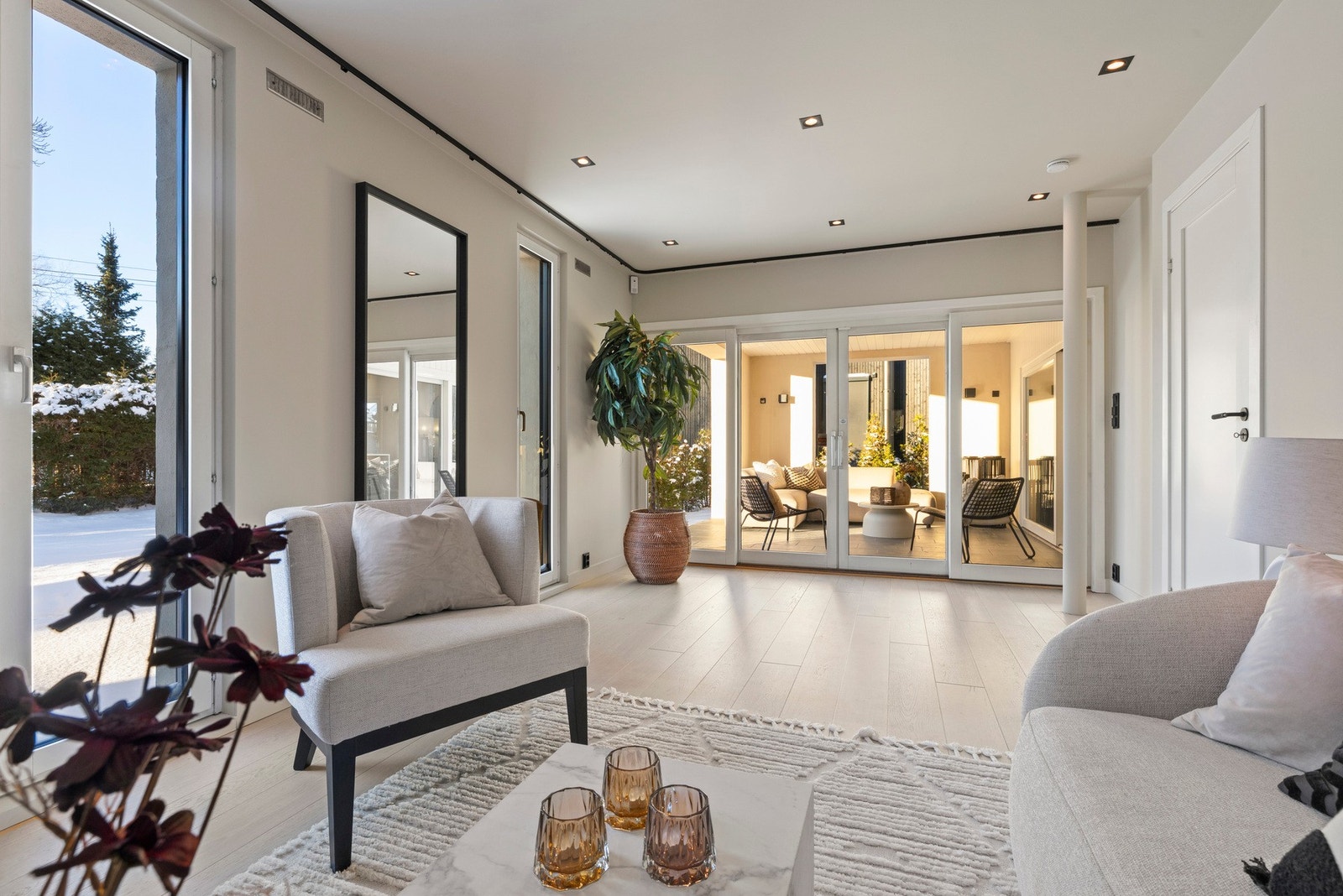 Store vindusflater sørger for rikelig med naturlig dagslys. Galleribilde