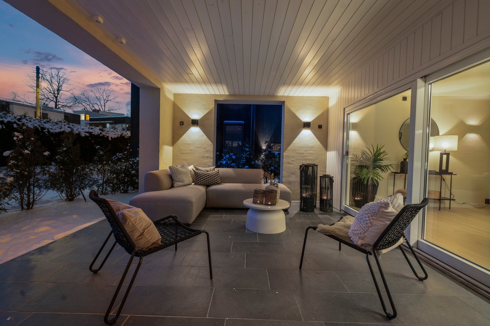 En moderne og gjennomført enebolig med romslig tomt og garasje, beliggende i et attraktivt og veletablert boligområde på Vinderen. Galleribilde