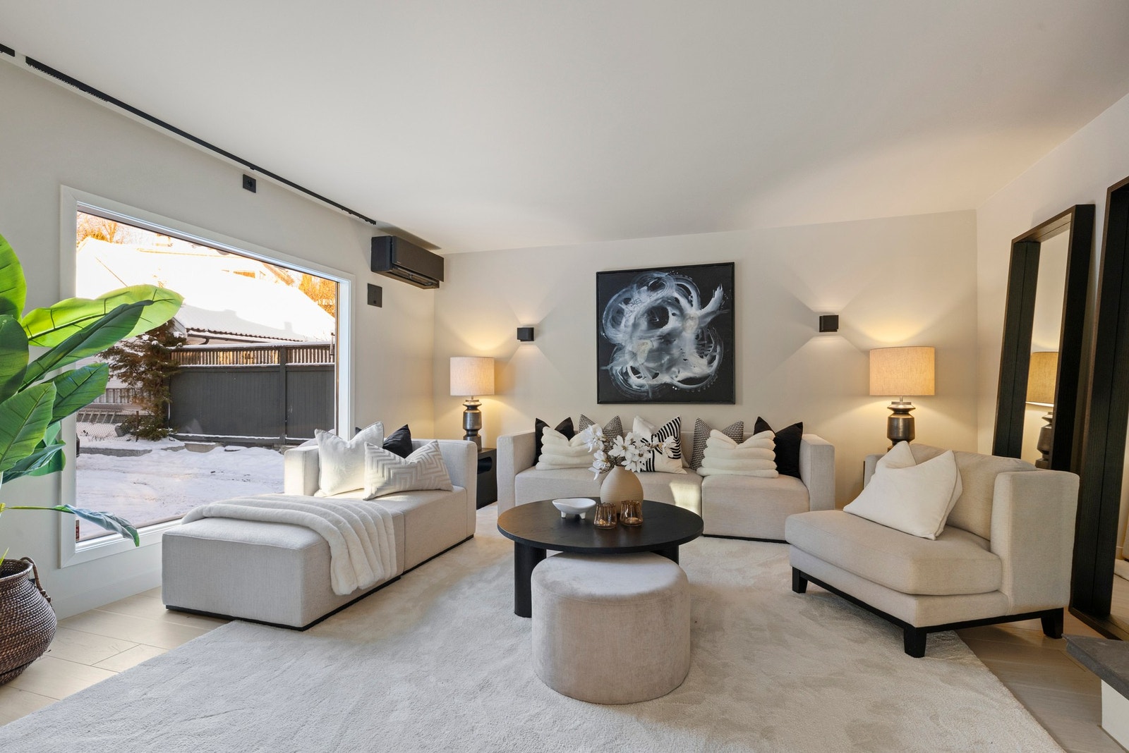 Stuen har store vindusflater og rikelig med møbleringsmuligheter. Galleribilde