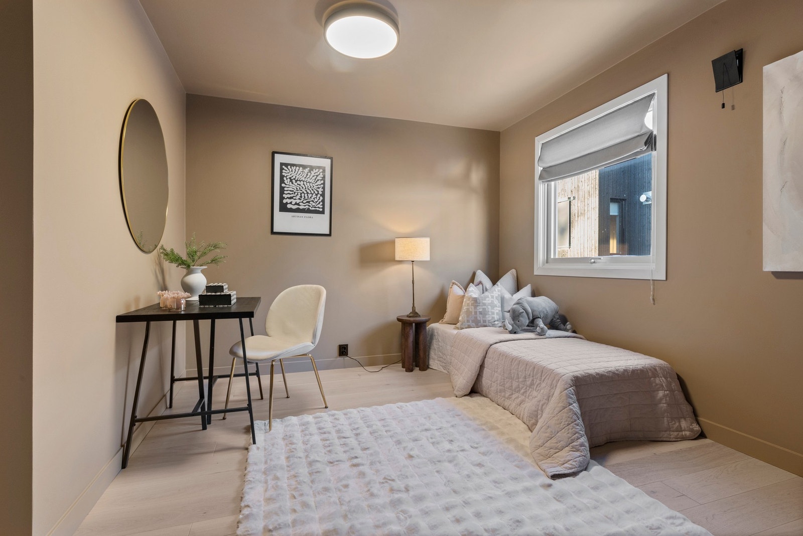 Boligens øvrige soverom holder tilsvarende god standard, med gjennomtenkte farge- og materialvalg. Galleribilde