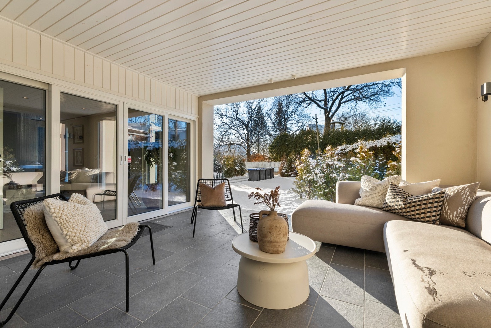 Her er det god plass for utemøblement og grill. Galleribilde