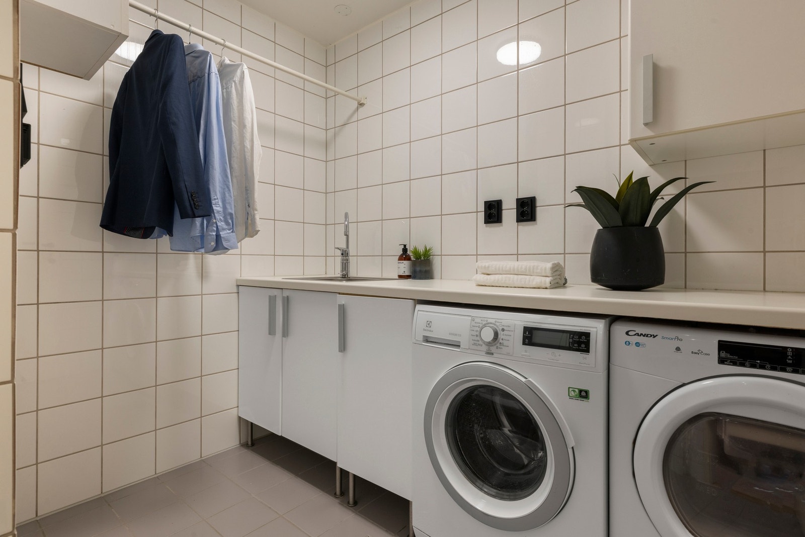 Separat vaskerom gir god funksjonalitet i hverdagen. Rommet har plass til både vaskemaskin og tørketrommel, praktisk vask samt rikelig med skap- og benkeplass. Galleribilde