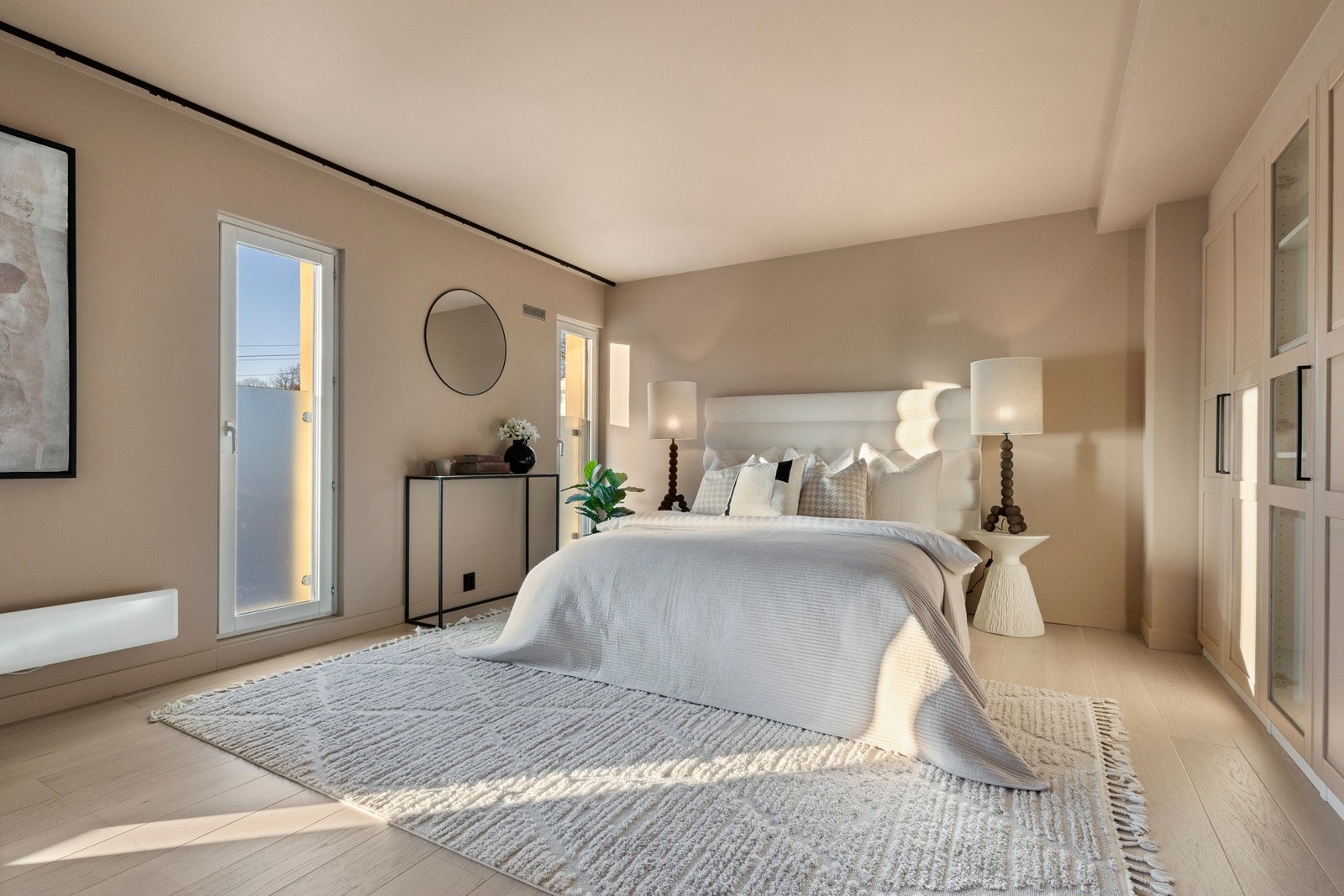 Hovedsoverommet fremstår romslig og innbydende, med behagelige fargevalg og store vindusflater som gir godt med lys. Galleribilde