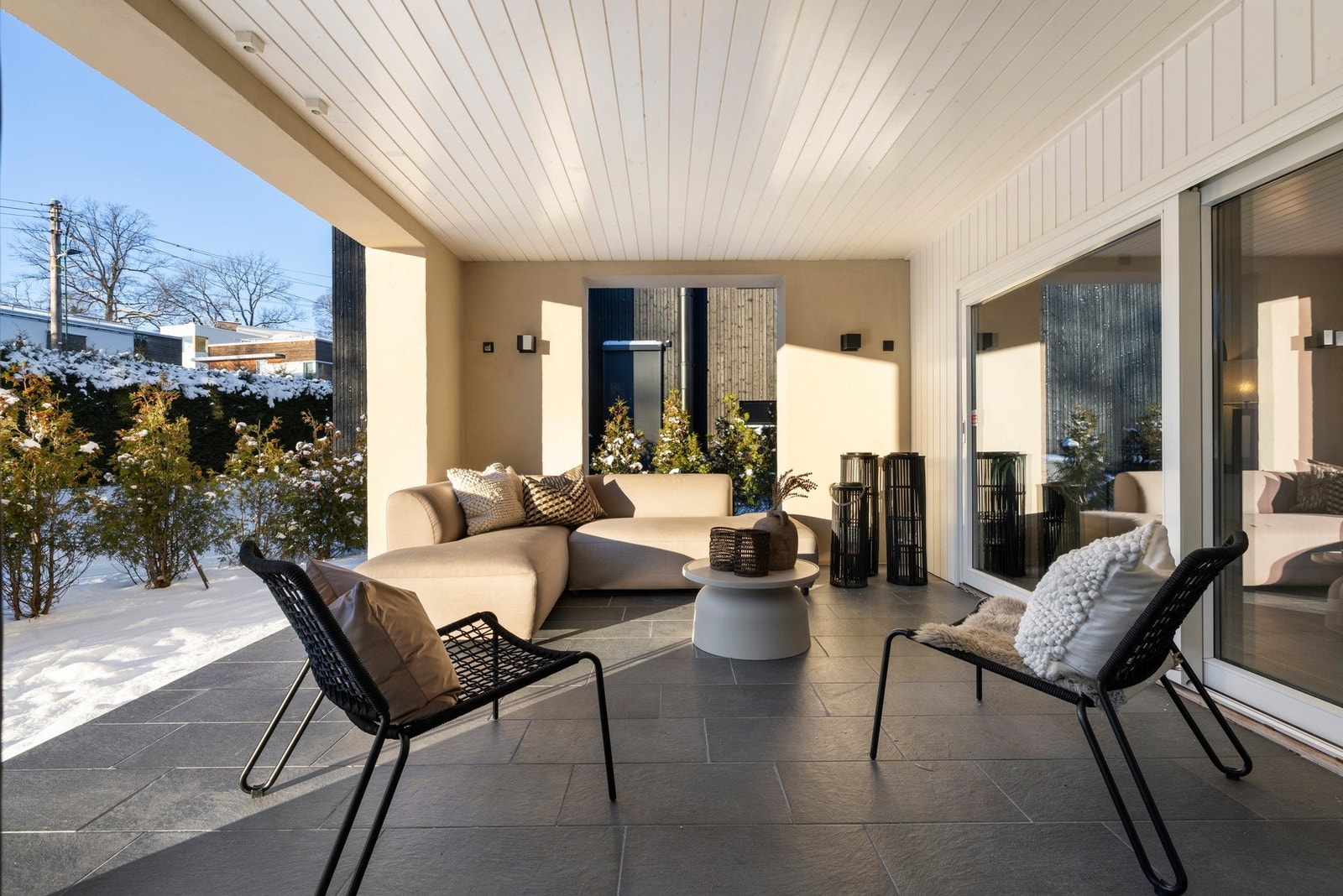 Fra stuen er det utgang til en overbygget terrasse på ca. 16 kvm med flislagt gulv. Galleribilde