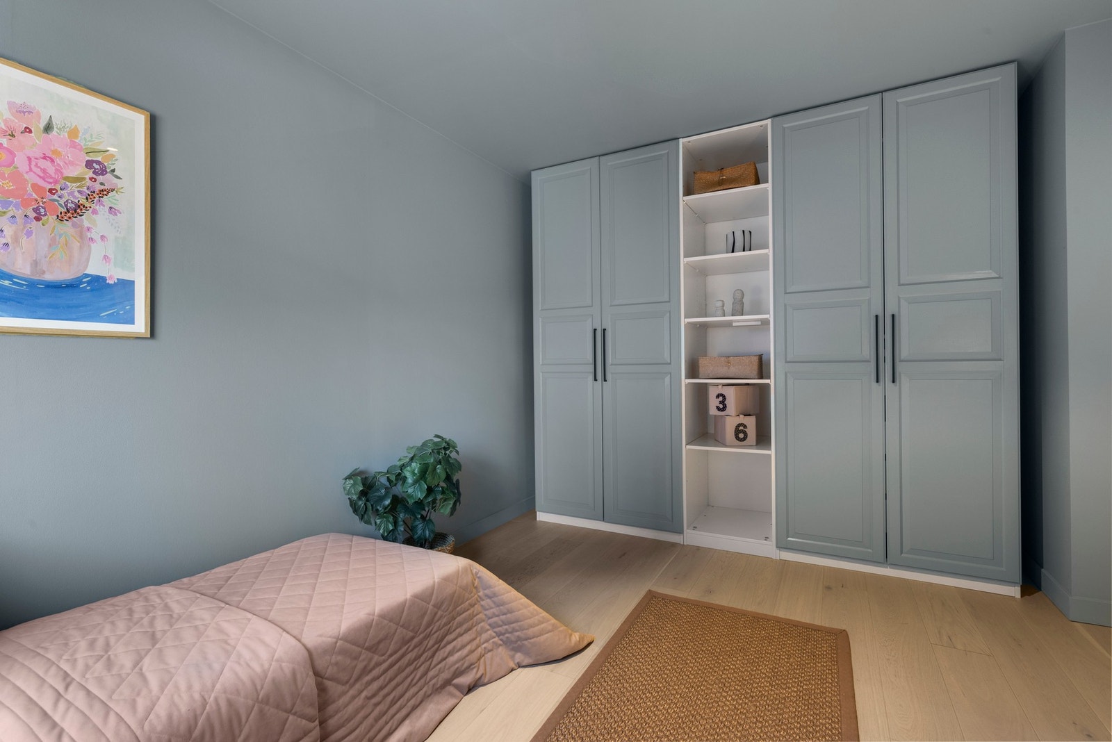 Ett av soverommene er i tillegg utstyrt med romslig garderobeskap. Galleribilde